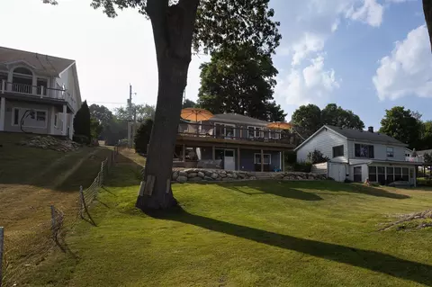 14761 N Barton Lake Dr, Vicksburg, MI 49097