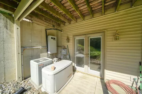 Exterior - 2595 Lindsey, Jackson, MI 49201 photo 4 of 19