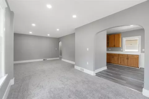 Living - 2637 Bow, Jackson, MI 49203 photo 7 of 11