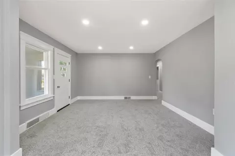Living - 2637 Bow, Jackson, MI 49203 photo 6 of 11