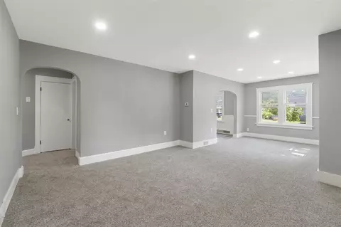 Living - 2637 Bow, Jackson, MI 49203 photo 3 of 11