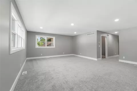 Living - 2637 Bow, Jackson, MI 49203 photo 10 of 11