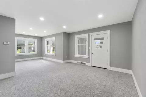 Living - 2637 Bow, Jackson, MI 49203 photo 5 of 11