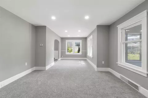Living - 2637 Bow, Jackson, MI 49203 photo 4 of 11