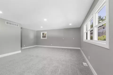 Living - 2637 Bow, Jackson, MI 49203 photo 11 of 11
