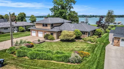 7601 S Indian Lake Dr, Vicksburg, MI 49097