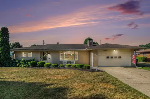 1050 S S Trl, Saint Joseph, MI 49085