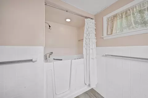 Bath - 1337 Badgley, Jackson, MI 49203 photo 5 of 6