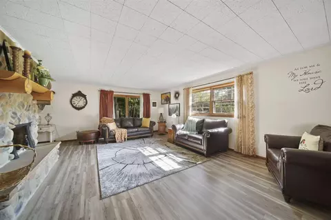 Living - 2933 Robinson, Jackson, MI 49203 photo 2 of 7
