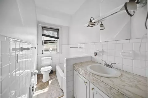Bath - 601 607 1st, Jackson, MI 49203 photo 2 of 3