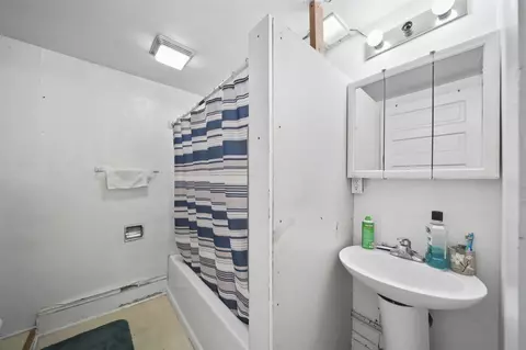 Bath - 601 607 1st, Jackson, MI 49203 photo 1 of 3