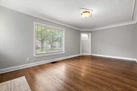 Living - 5910 Hillcrest, Grosse Pointe, MI 48236 photo 2 of 5