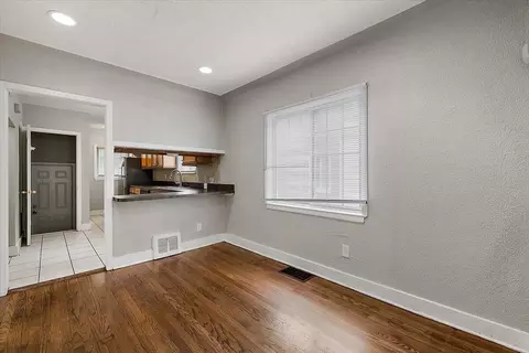 Living - 5910 Hillcrest, Grosse Pointe, MI 48236 photo 4 of 5
