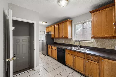 Kitchen - 5910 Hillcrest, Grosse Pointe, MI 48236 photo 1 of 3