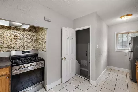Entry Way - 5910 Hillcrest, Grosse Pointe, MI 48236 photo 4 of 5