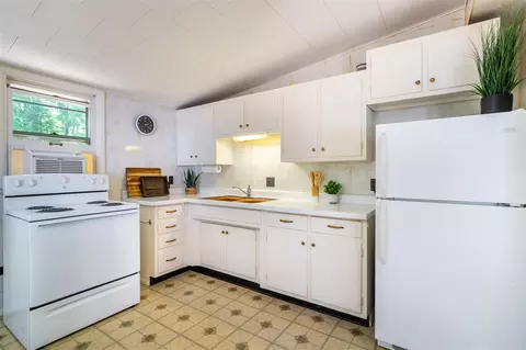 Kitchen - 991 55th, Pullman, MI 49450 photo 2 of 3