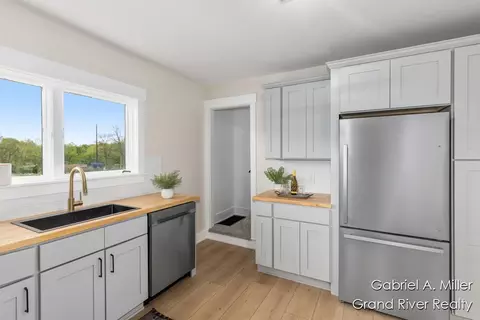 Kitchen - 49 E 112th, Grant, MI 49327 photo 2 of 3