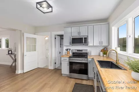 Kitchen - 49 E 112th, Grant, MI 49327 photo 3 of 3