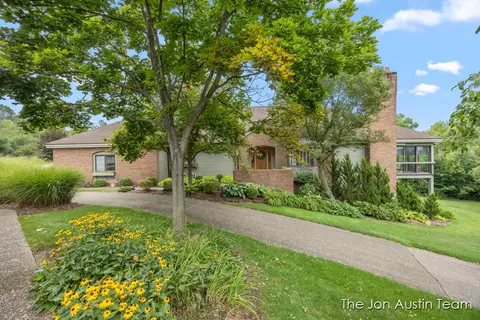 875 Cascade Hls E, Grand Rapids, MI 49546