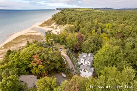 6973 S Lakeshore, Pentwater, MI 49449