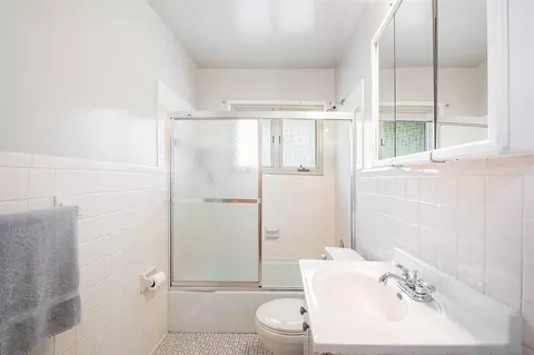 Bath - 362 Hillside, Jackson, MI 49203 photo 1 of 3