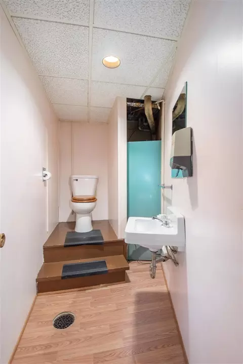 Bath - 362 Hillside, Jackson, MI 49203 photo 2 of 3