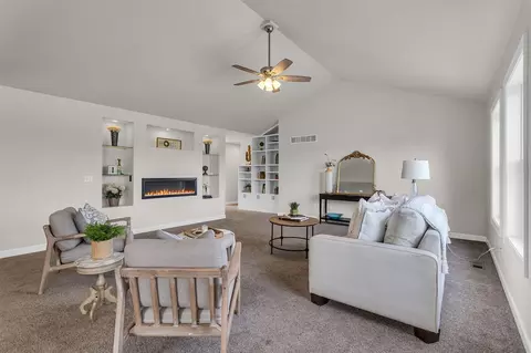 Living - 9502 Lee, Jackson, MI 49201 photo 2 of 3
