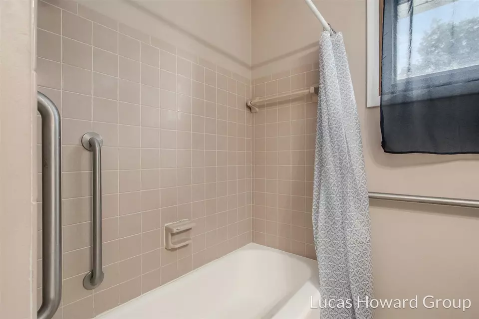 Bath - 908 Meadowlane, Sturgis, MI 49091 photo 2 of 2