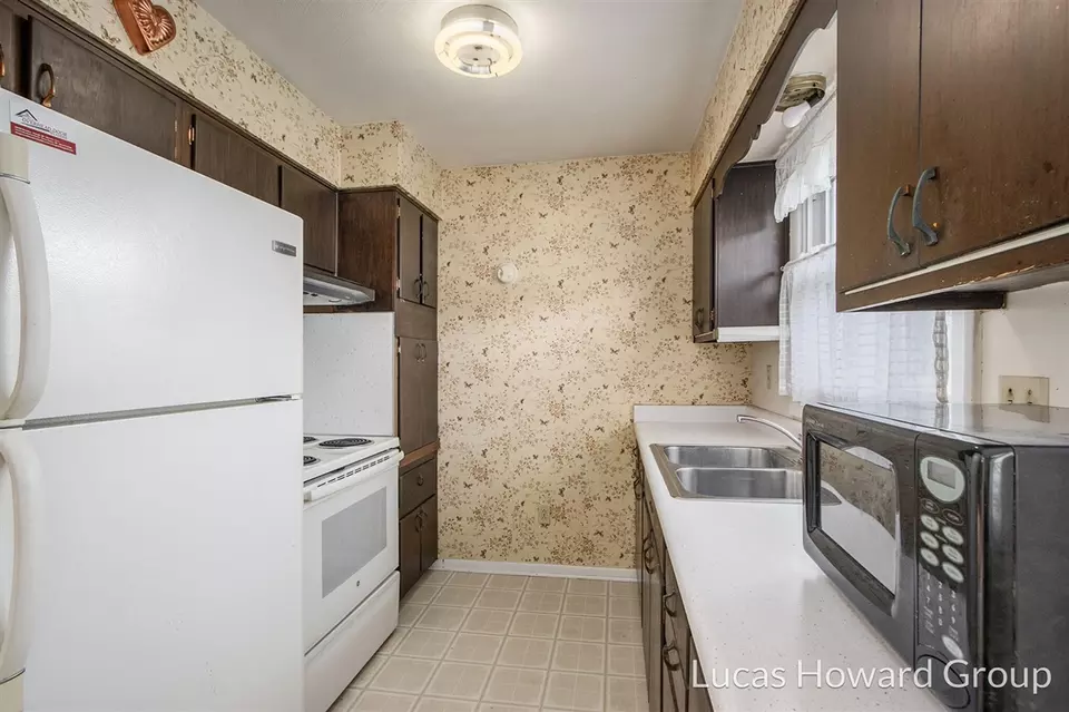 Kitchen - 908 Meadowlane, Sturgis, MI 49091 photo 1 of 3