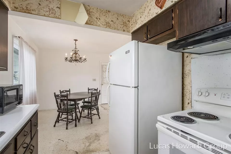 Kitchen - 908 Meadowlane, Sturgis, MI 49091 photo 3 of 3