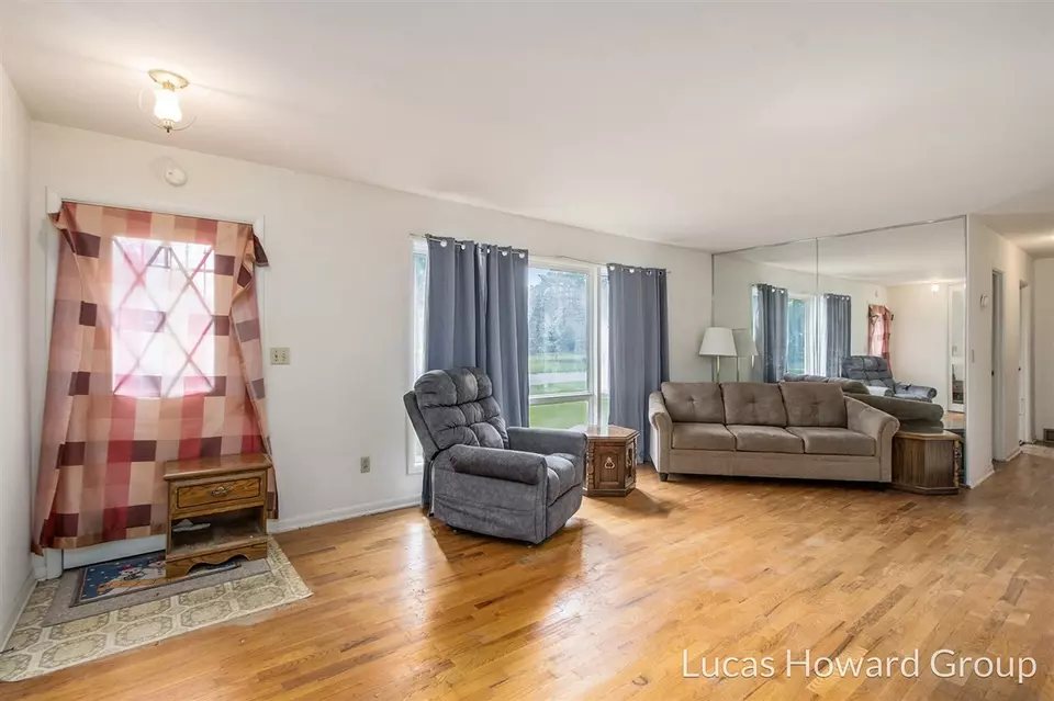 Living - 908 Meadowlane, Sturgis, MI 49091 photo 2 of 4