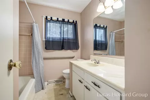 Bath - 908 Meadowlane, Sturgis, MI 49091 photo 1 of 2