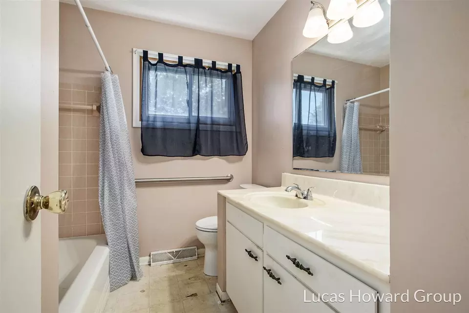 Bath - 908 Meadowlane, Sturgis, MI 49091 photo 1 of 2