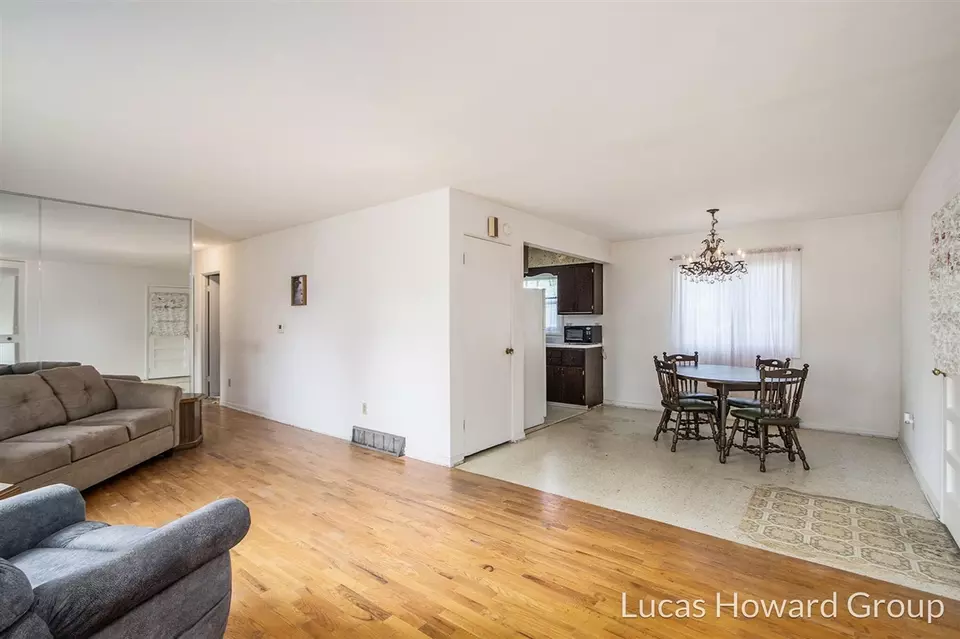 Living - 908 Meadowlane, Sturgis, MI 49091 photo 4 of 4