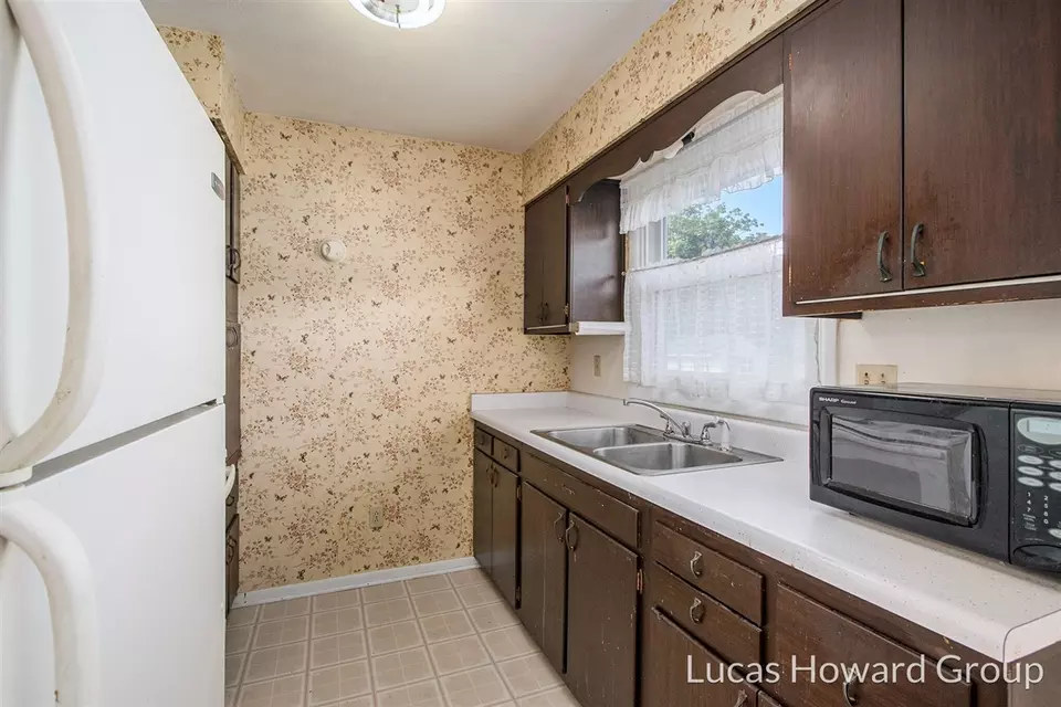 Kitchen - 908 Meadowlane, Sturgis, MI 49091 photo 2 of 3