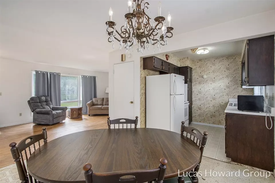 Dining - 908 Meadowlane, Sturgis, MI 49091 photo 2 of 2