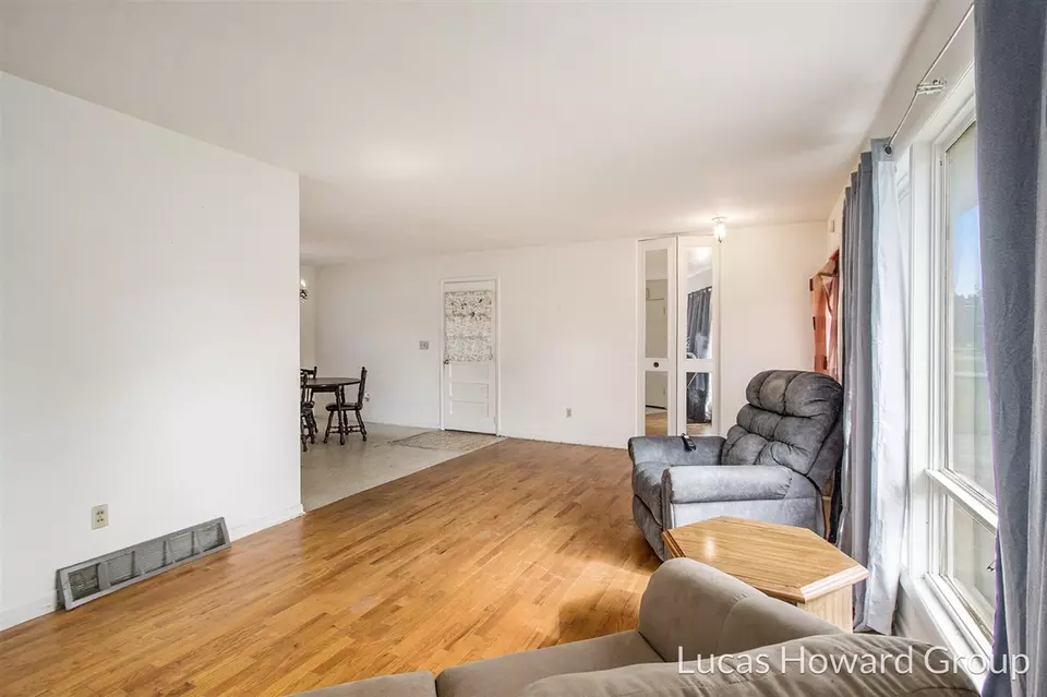Living - 908 Meadowlane, Sturgis, MI 49091 photo 3 of 4