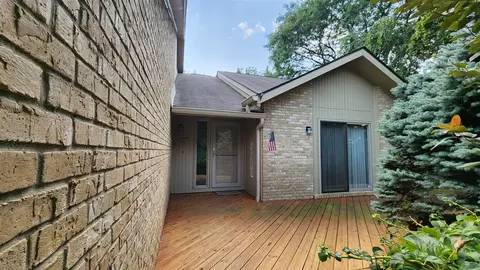 4125 Foxpointe, West Bloomfield, MI 48323