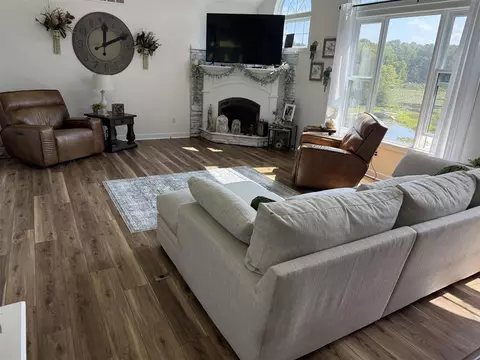 Living - 6349 E Michigan, Jackson, MI 49201 photo 4 of 5