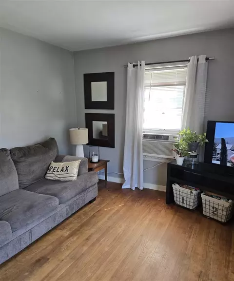 Living - 820 E Argyle, Jackson, MI 49202 photo 2 of 4