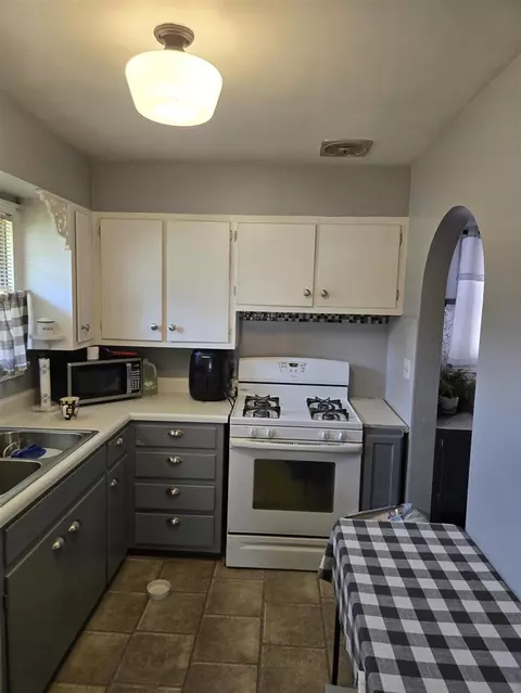 Kitchen - 820 E Argyle, Jackson, MI 49202 photo 2 of 3