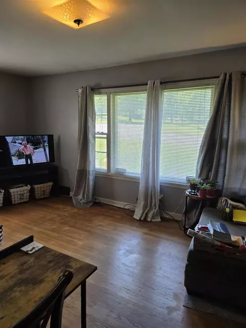 Living - 820 E Argyle, Jackson, MI 49202 photo 3 of 4