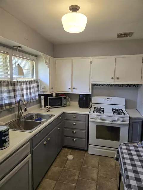 Kitchen - 820 E Argyle, Jackson, MI 49202 photo 1 of 3