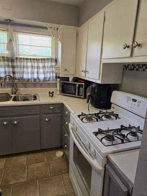 Kitchen - 820 E Argyle, Jackson, MI 49202 photo 3 of 3