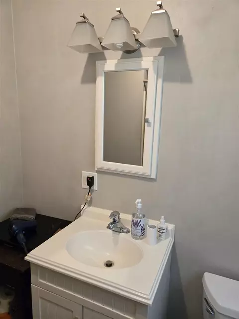 Bath - 820 E Argyle, Jackson, MI 49202 photo 3 of 3