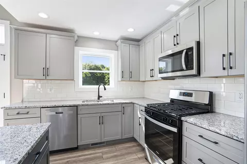 Kitchen - 233 Markus Gln, Plainwell, MI 49080 photo 1 of 2