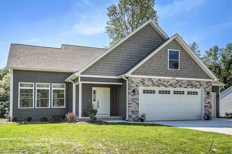 233 Markus Gln, Plainwell, MI 49080