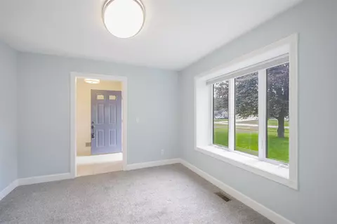 Living - 2540 Meadowbrook, Jackson, MI 49201 photo 2 of 3