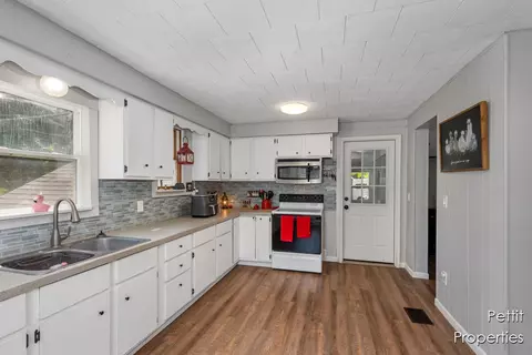 Kitchen - 65239 Youngs Pr, Constantine, MI 49042 photo 1 of 3