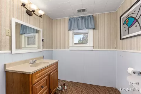 Bath - 65239 Youngs Pr, Constantine, MI 49042 photo 4 of 4